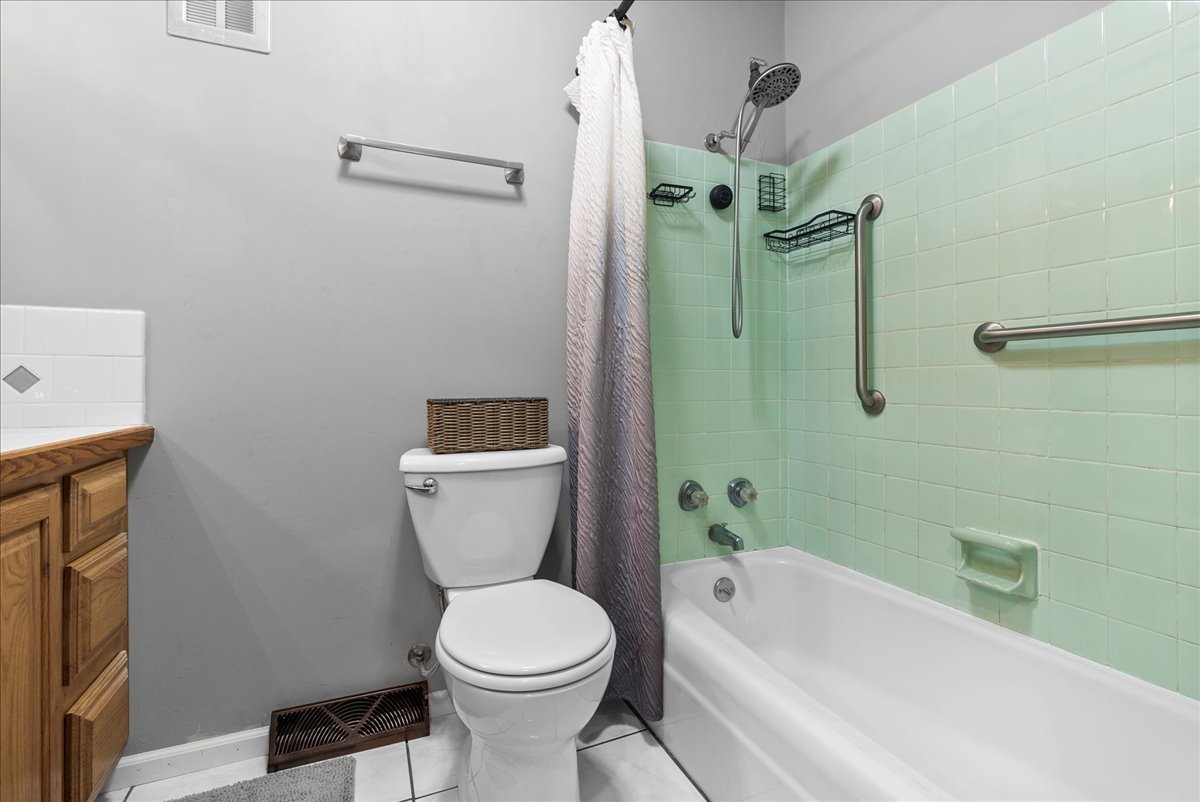 8468 Carriage Hills Road, Bloomington, IL 61705