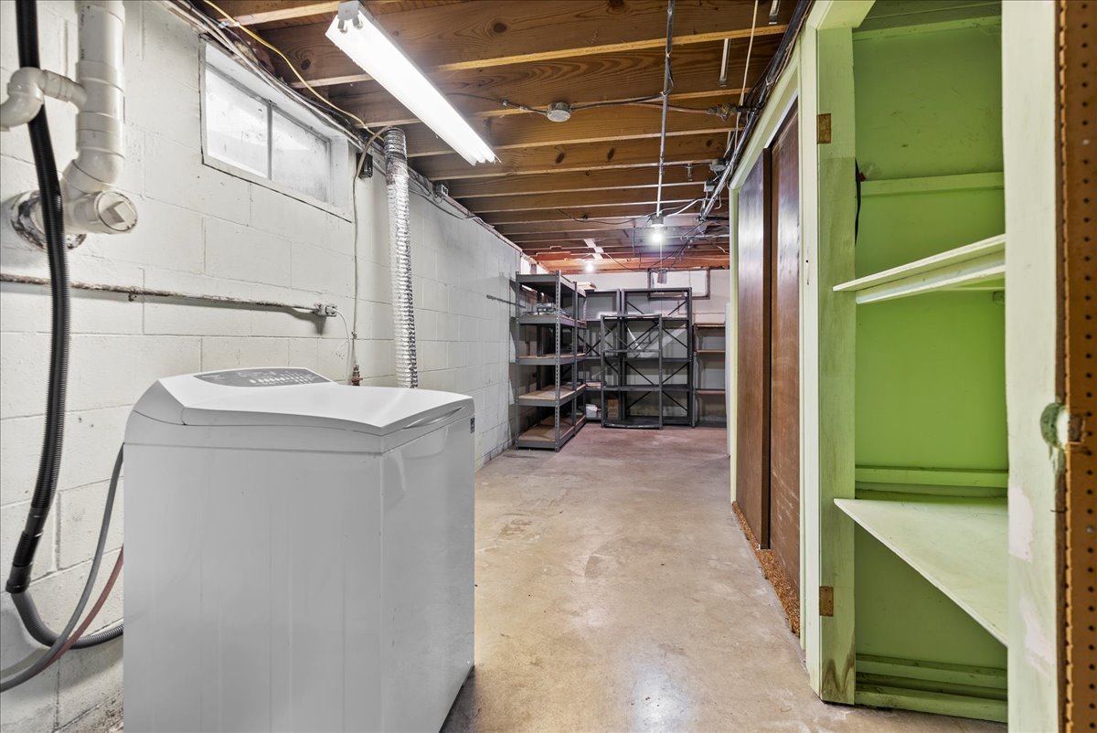 8468 Carriage Hills Road, Bloomington, IL 61705