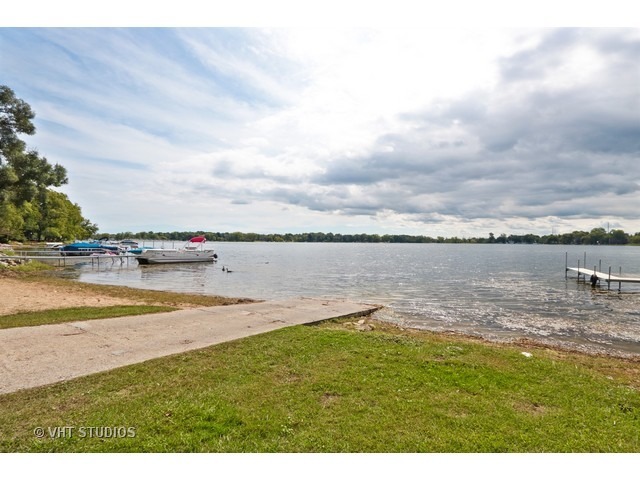 22969 W Lakeview Avenue, Antioch, IL 60002