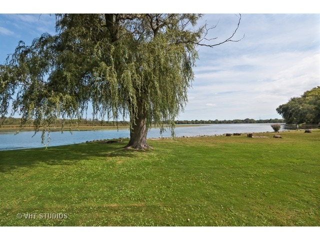 22969 W Lakeview Avenue, Antioch, IL 60002