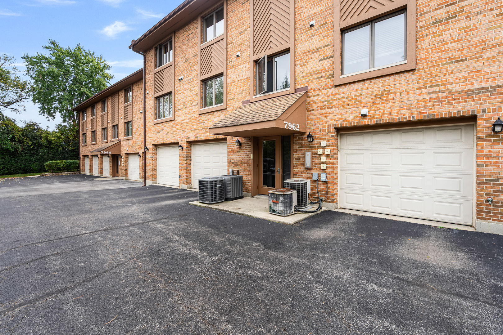 7962 Garfield Avenue #110, Burr Ridge, IL 60527