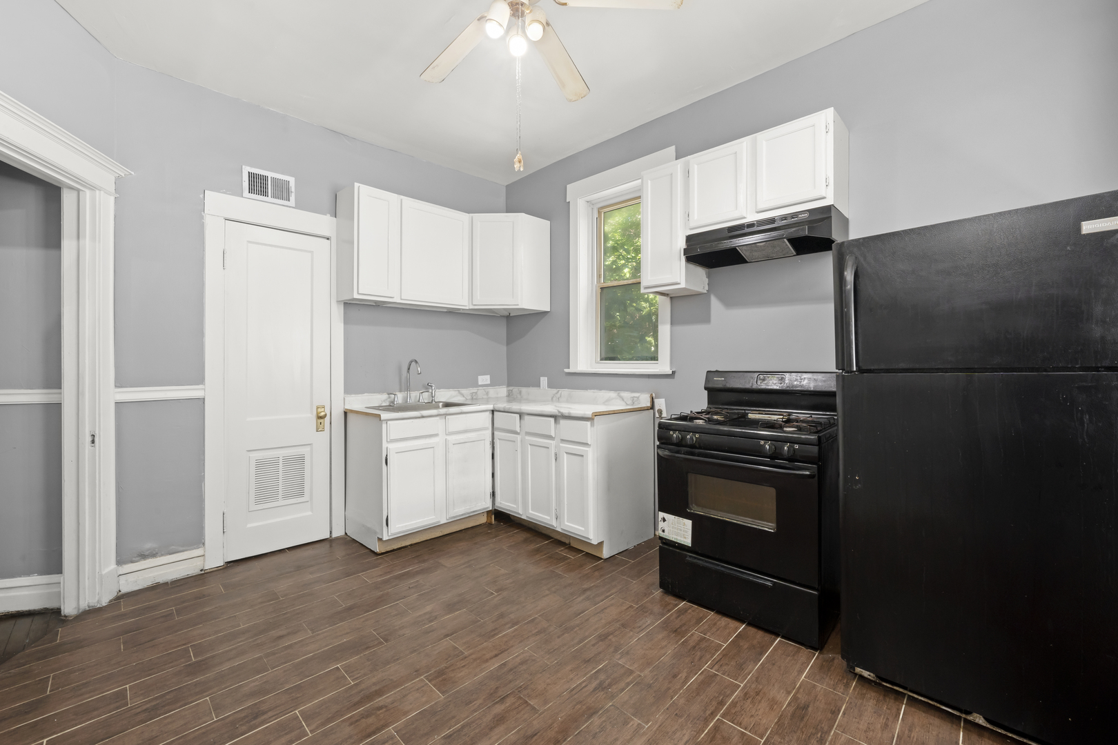 7841 S Burnham Avenue, Chicago, IL 60649