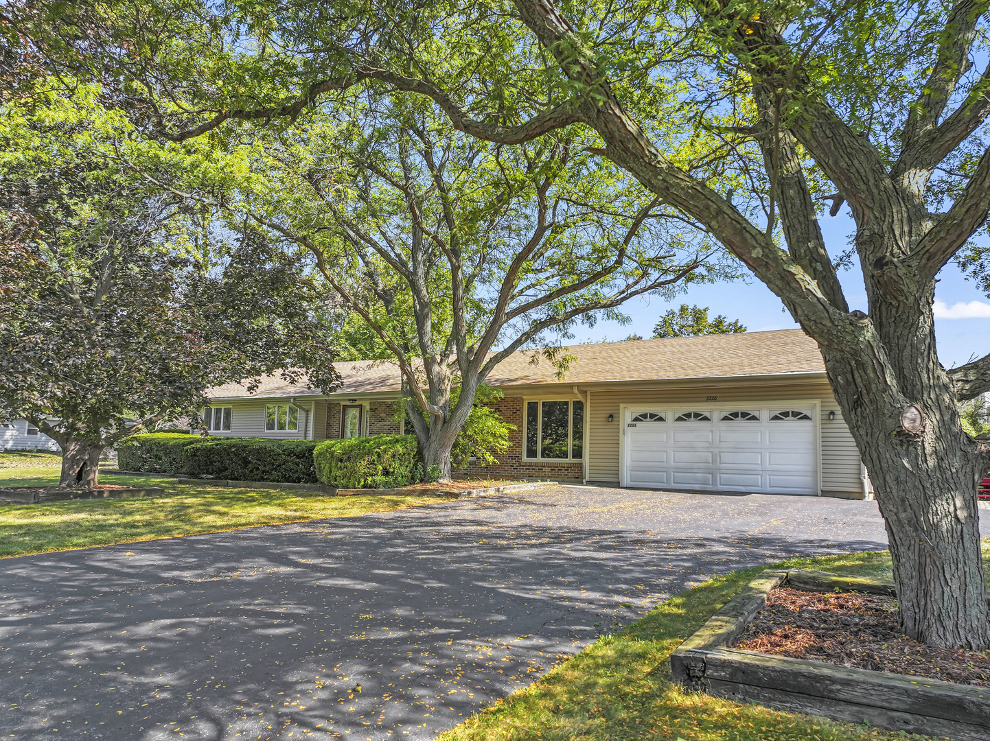 2226 Shannondale Road, Green Oaks, IL 60048