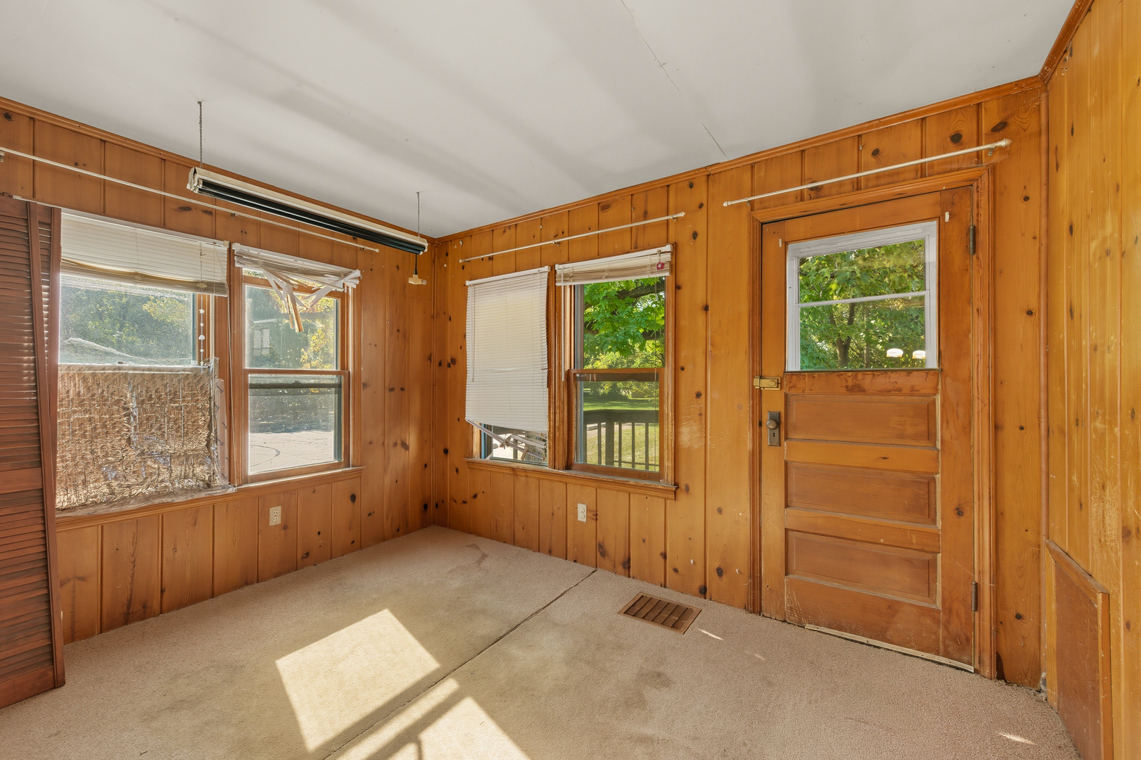 19 E Benton Street, Oswego, IL 60543