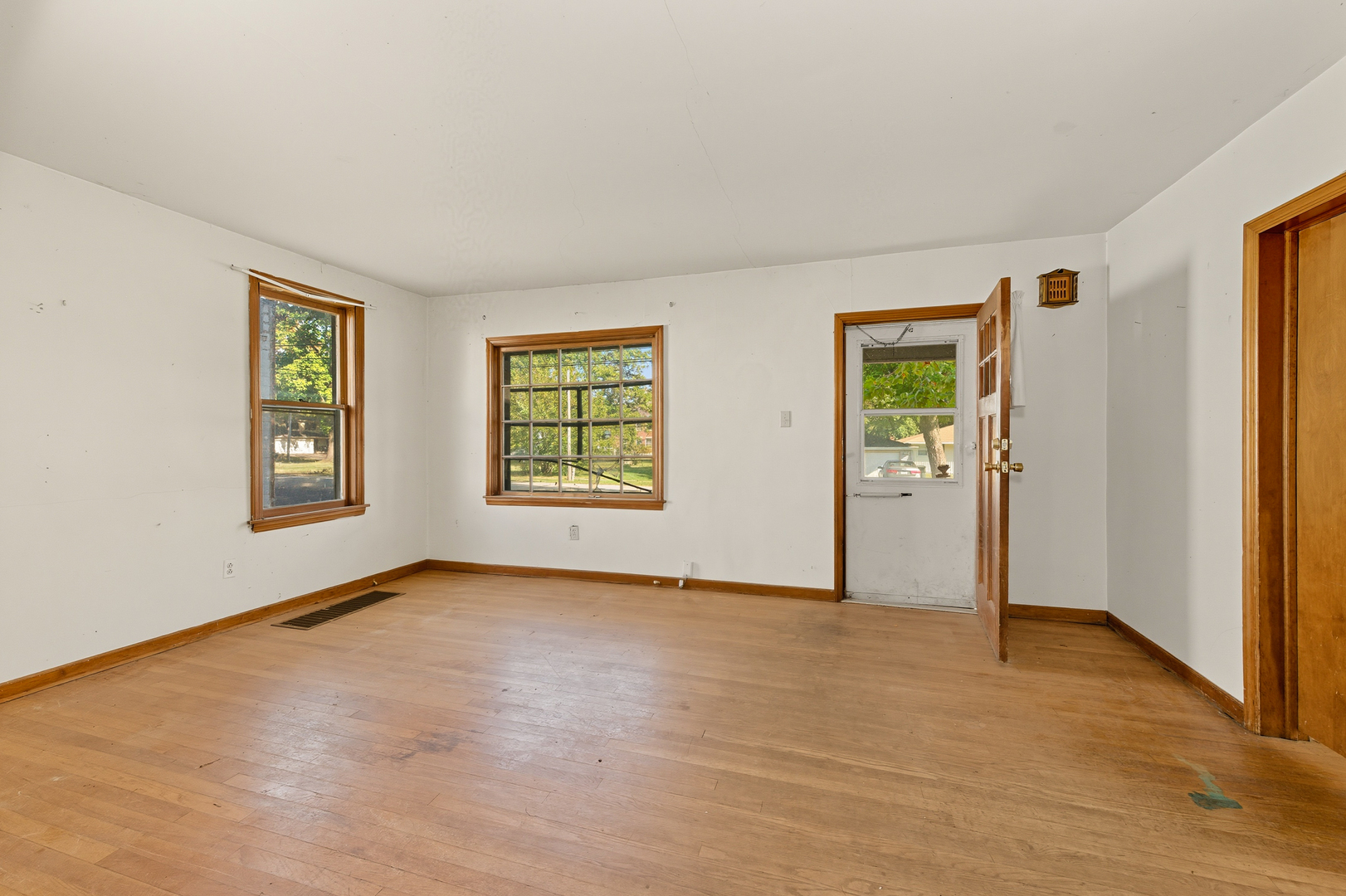 19 E Benton Street, Oswego, IL 60543