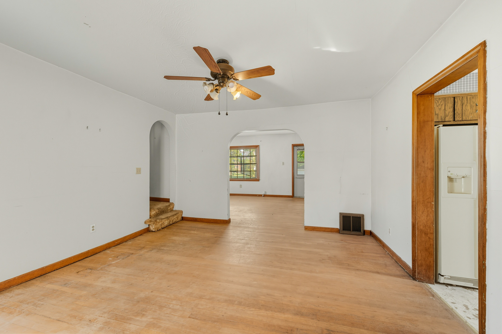 19 E Benton Street, Oswego, IL 60543