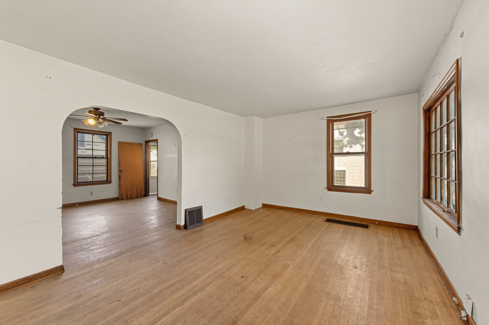 19 E Benton Street, Oswego, IL 60543