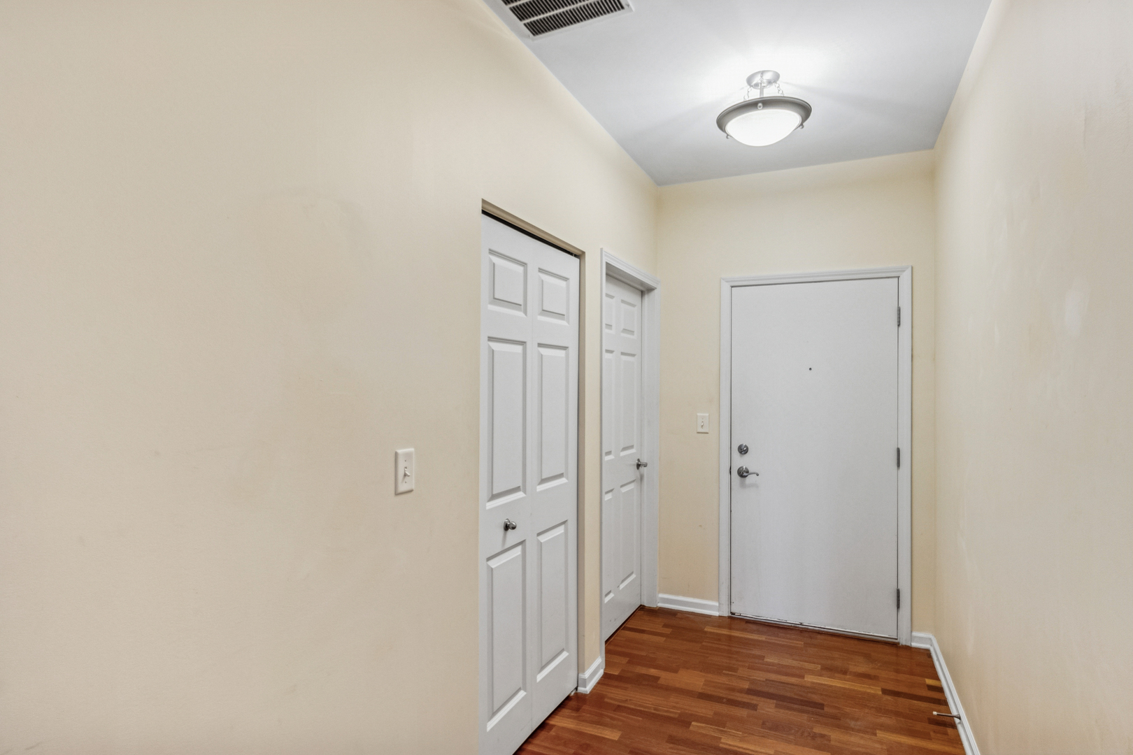 271 E Railroad Avenue #302, Bartlett, IL 60103