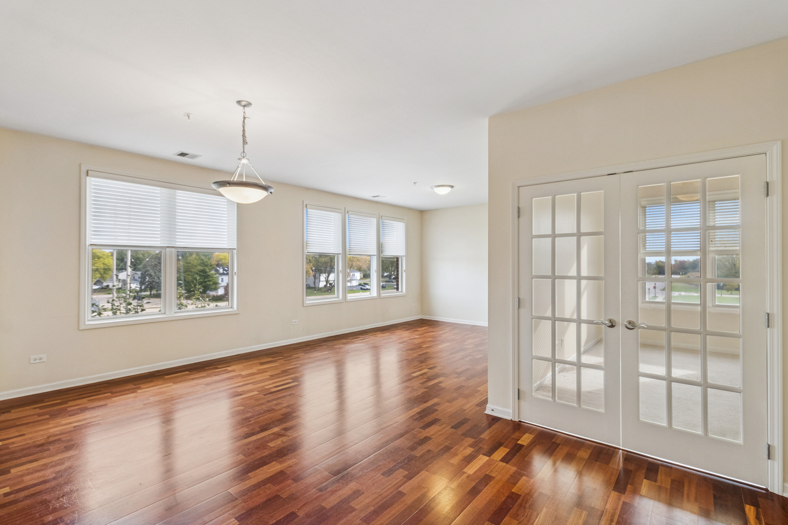 271 E Railroad Avenue #302, Bartlett, IL 60103