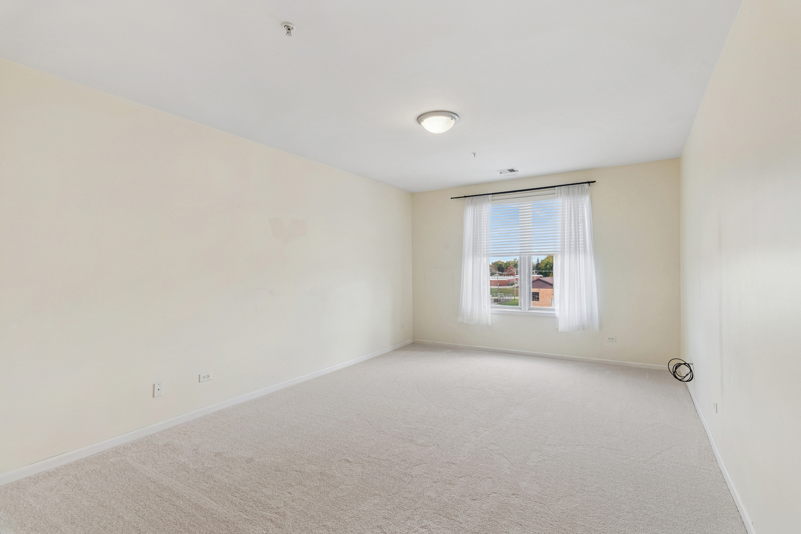 271 E Railroad Avenue #302, Bartlett, IL 60103