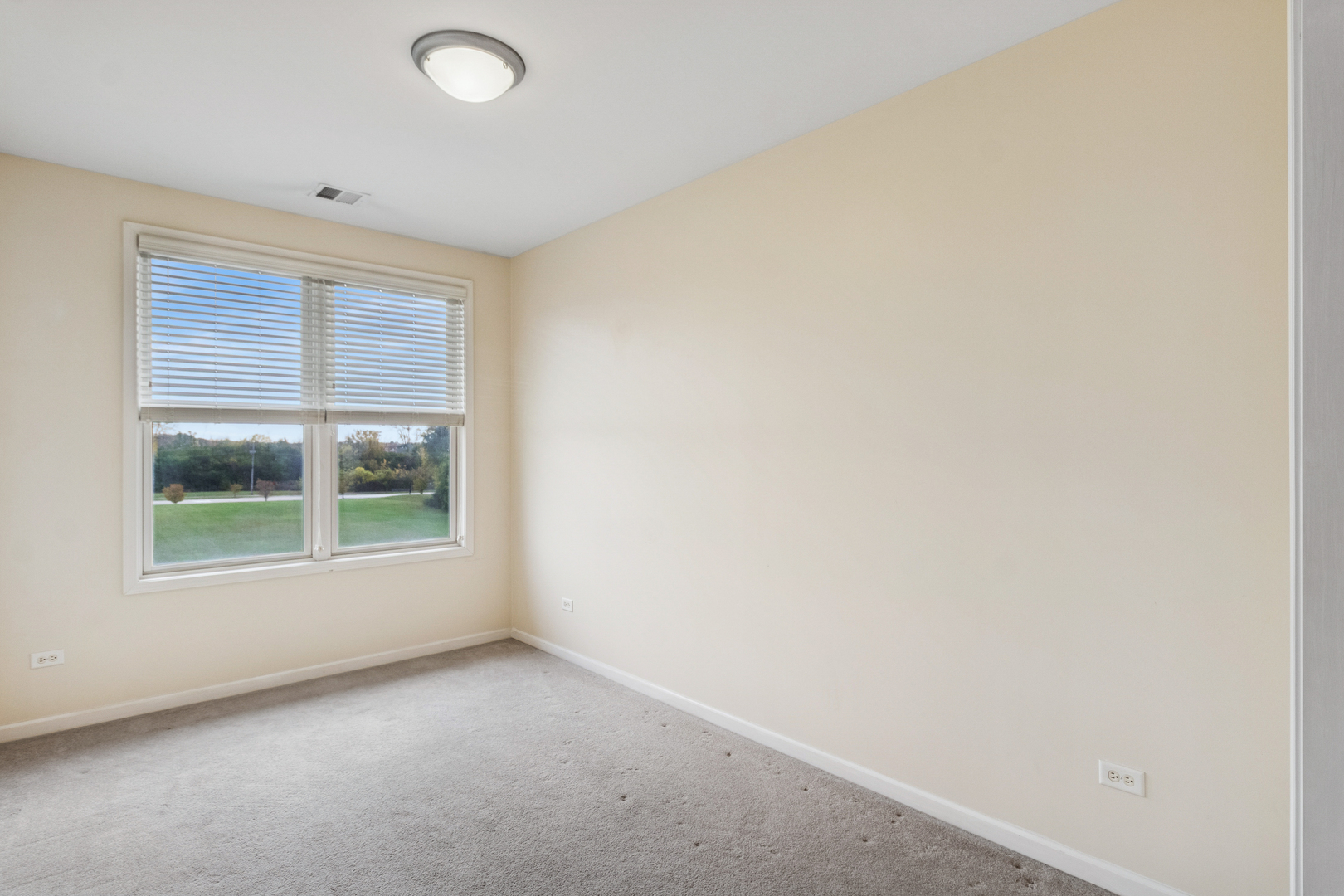 271 E Railroad Avenue #302, Bartlett, IL 60103