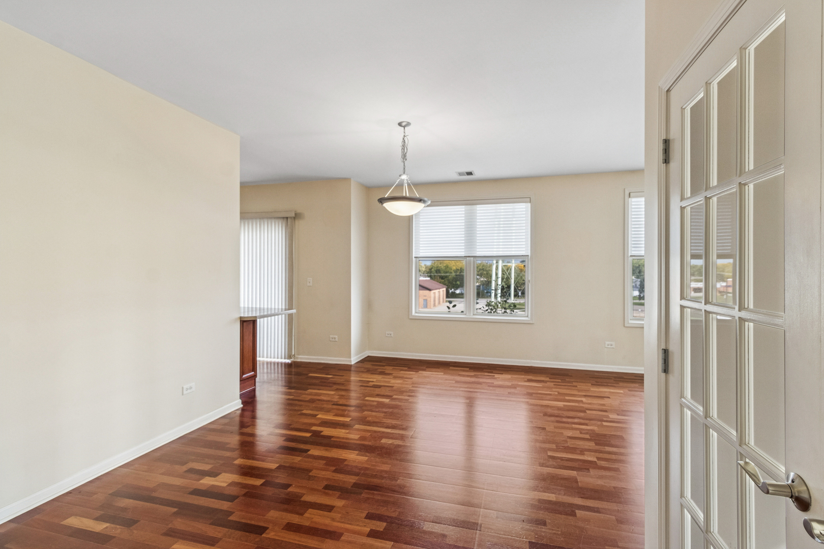 271 E Railroad Avenue #302, Bartlett, IL 60103