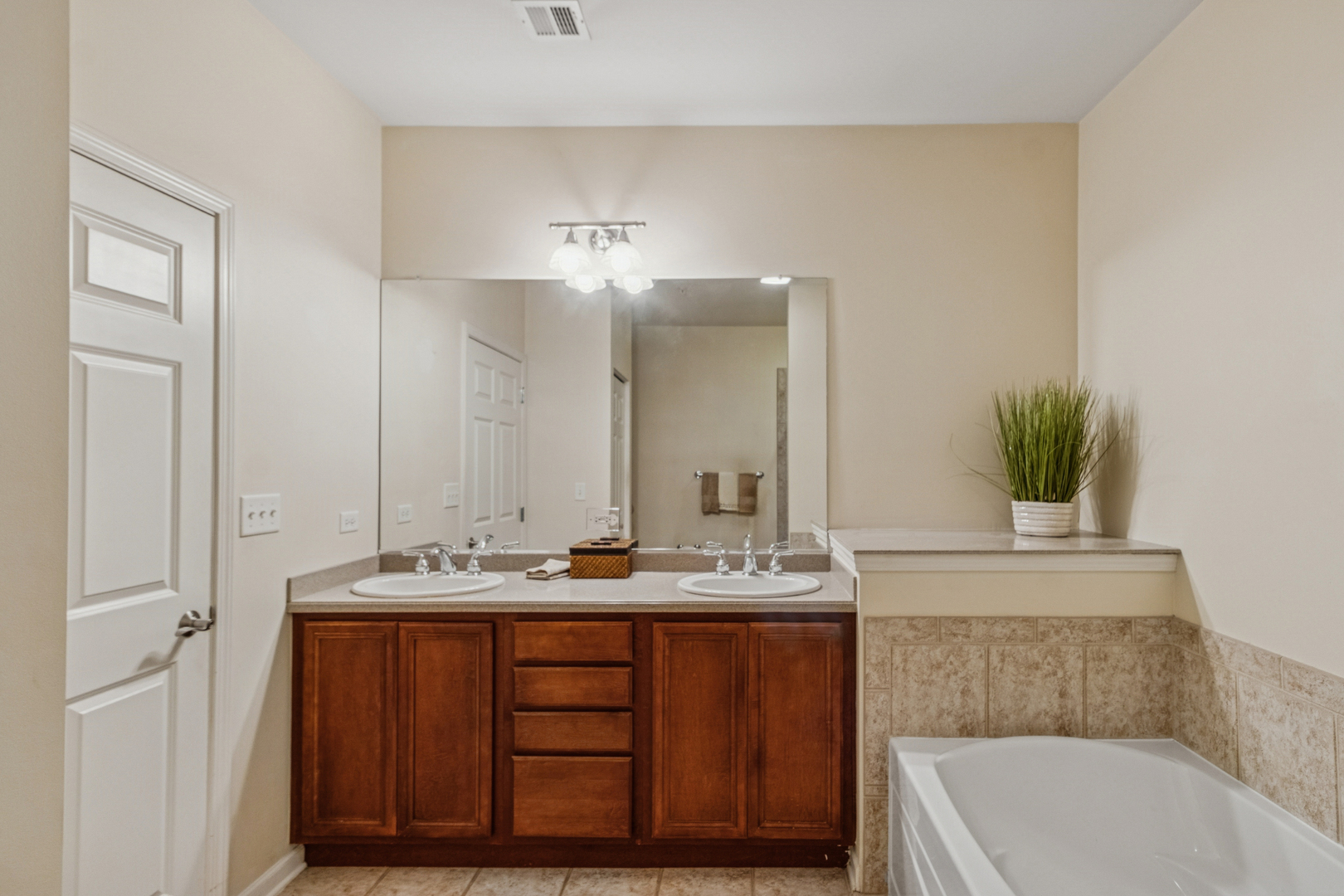 271 E Railroad Avenue #302, Bartlett, IL 60103
