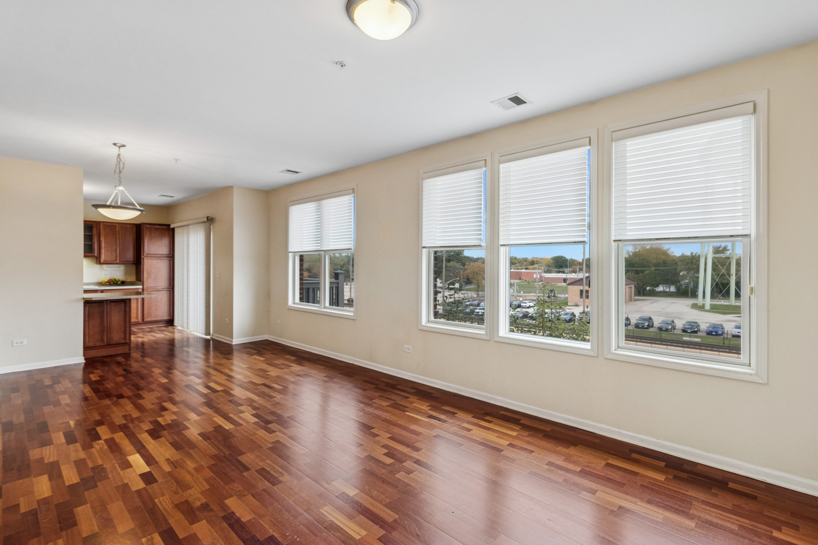 271 E Railroad Avenue #302, Bartlett, IL 60103