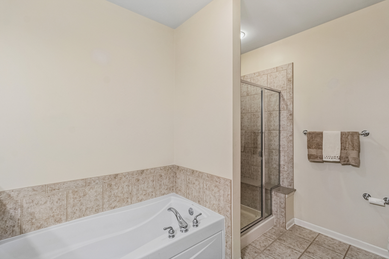 271 E Railroad Avenue #302, Bartlett, IL 60103