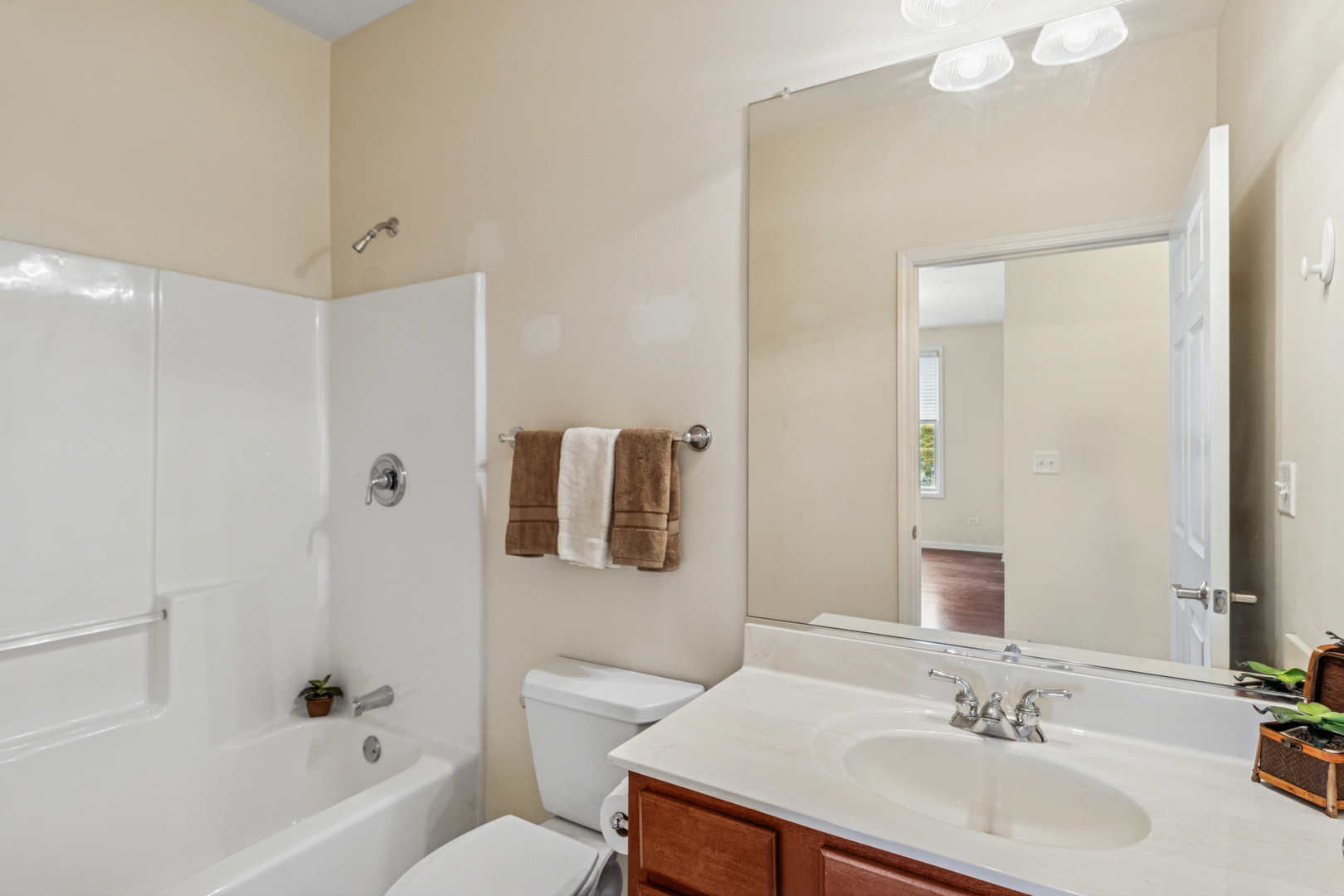 271 E Railroad Avenue #302, Bartlett, IL 60103