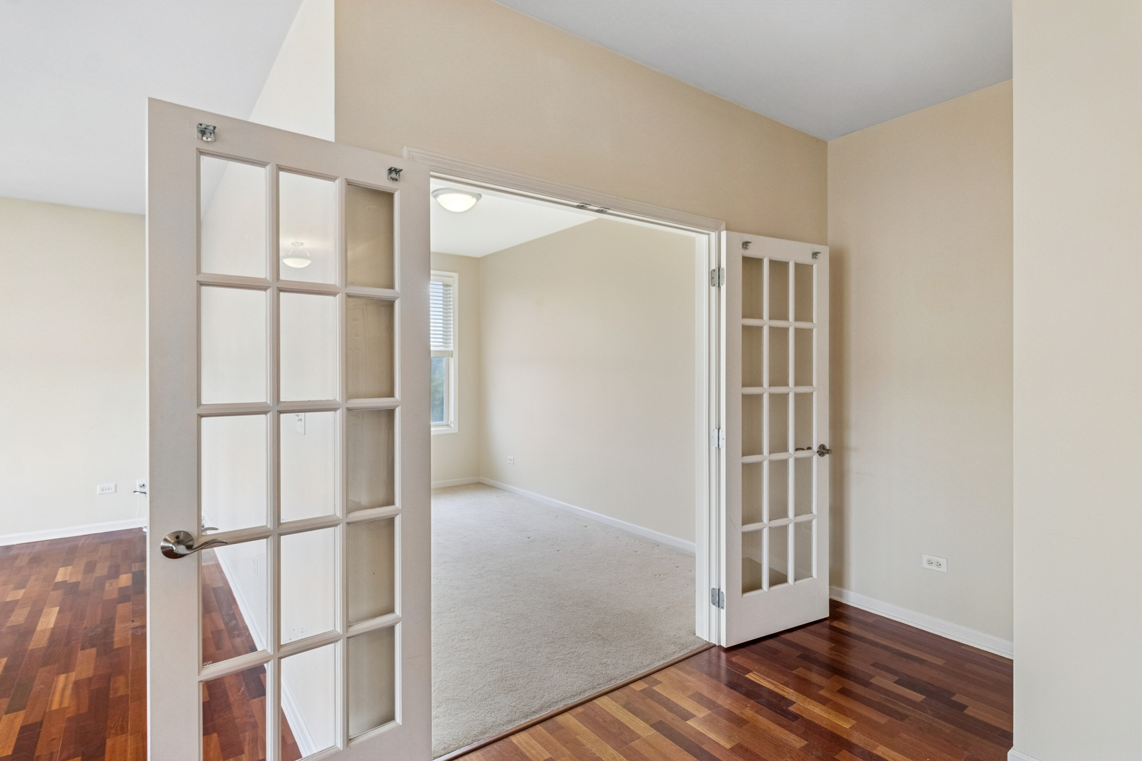 271 E Railroad Avenue #302, Bartlett, IL 60103