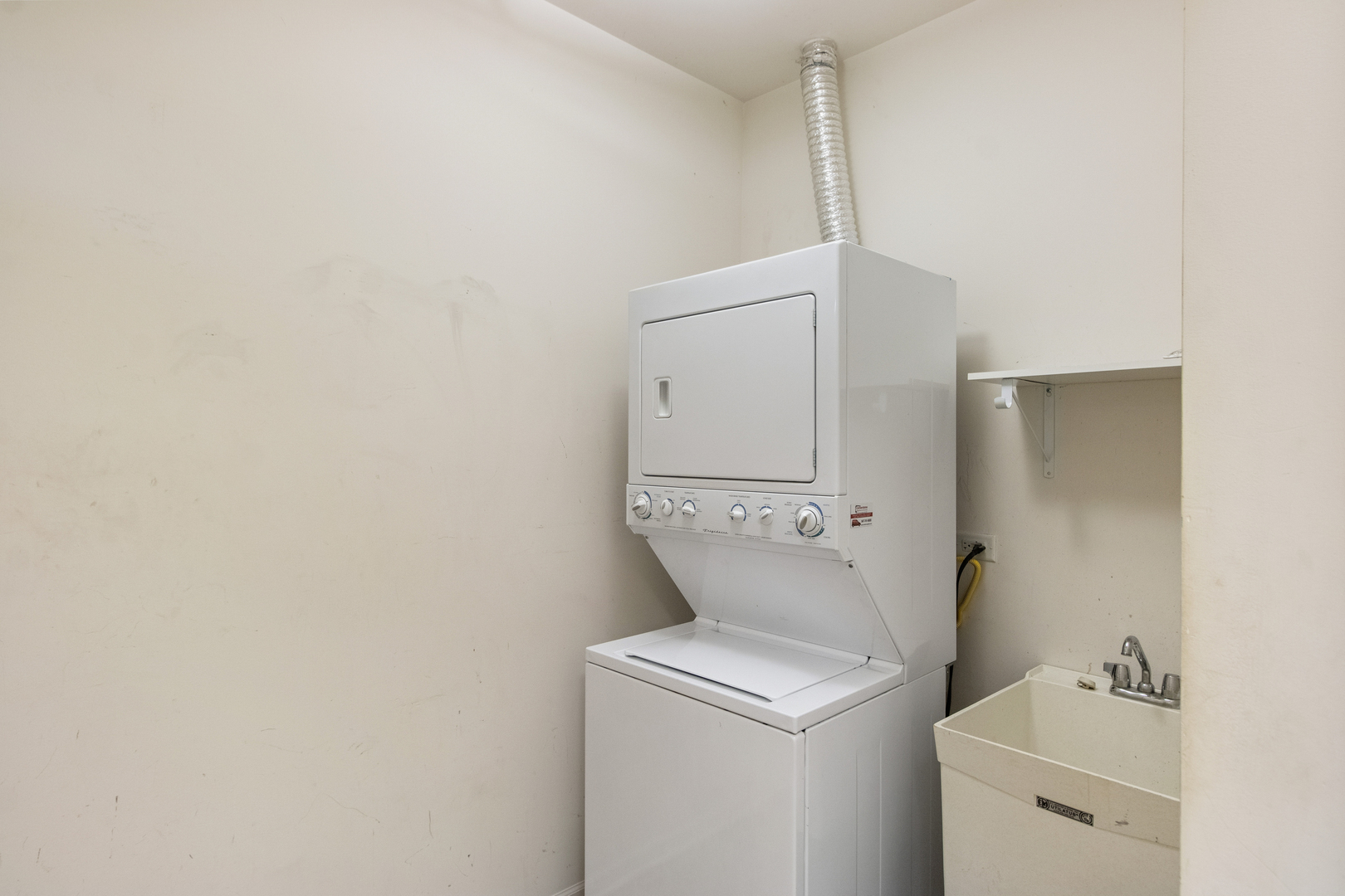 271 E Railroad Avenue #302, Bartlett, IL 60103