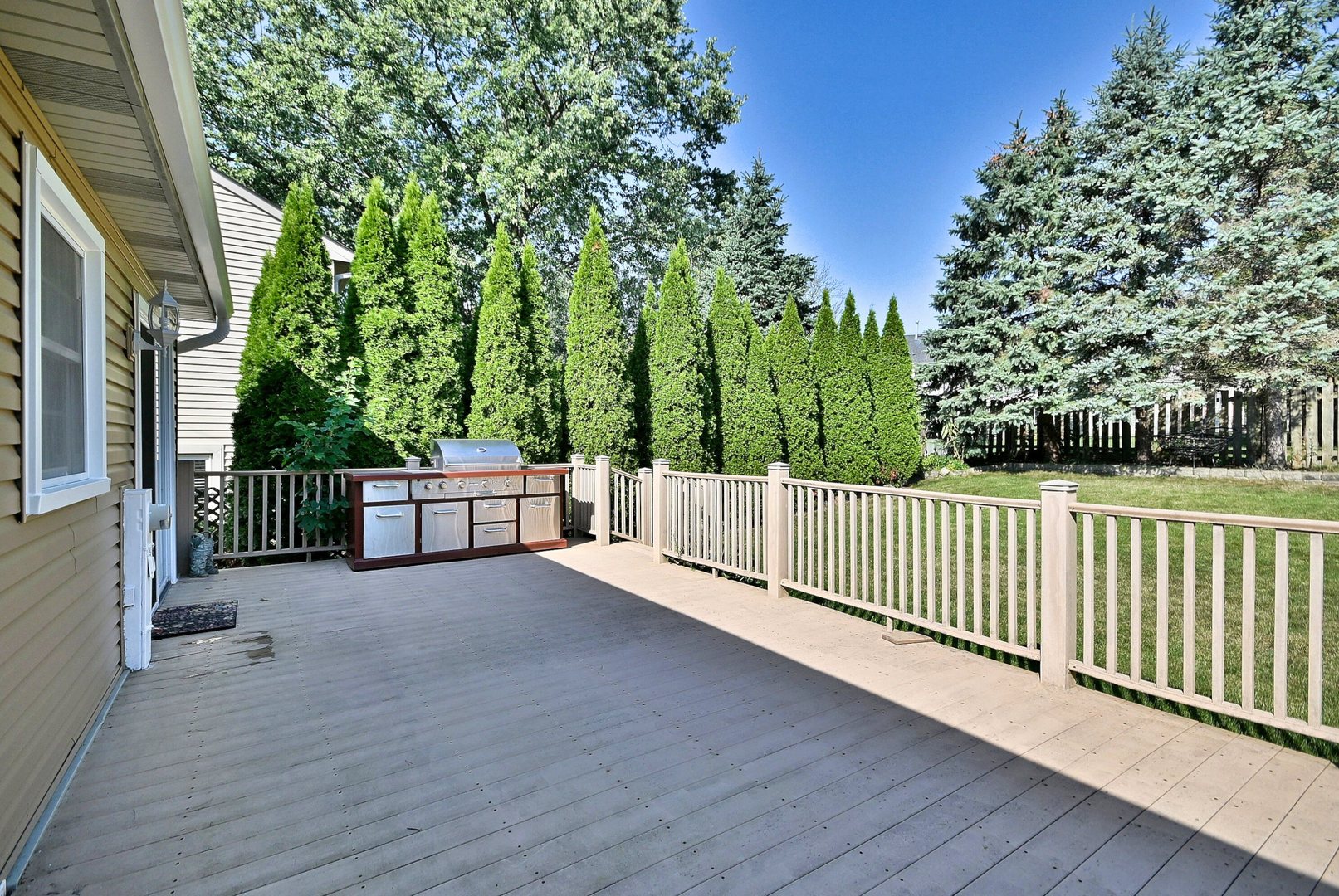 714 N Lakeside Drive, Vernon Hills, IL 60061