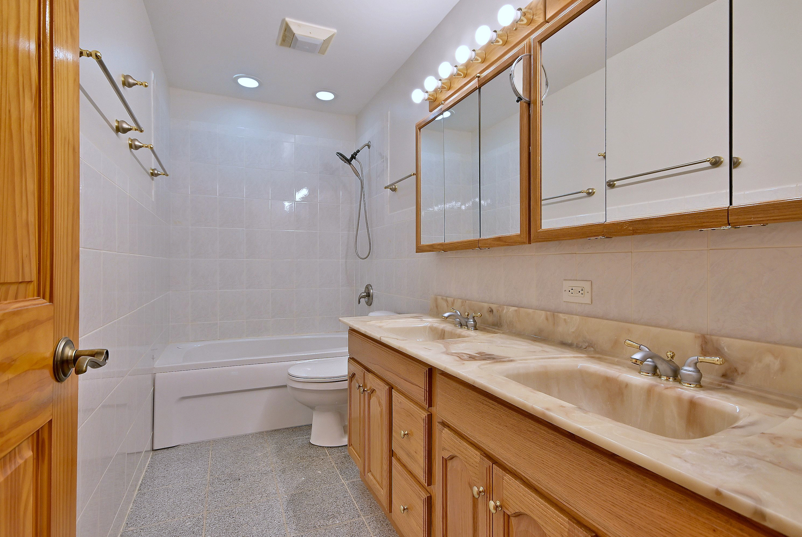 714 N Lakeside Drive, Vernon Hills, IL 60061