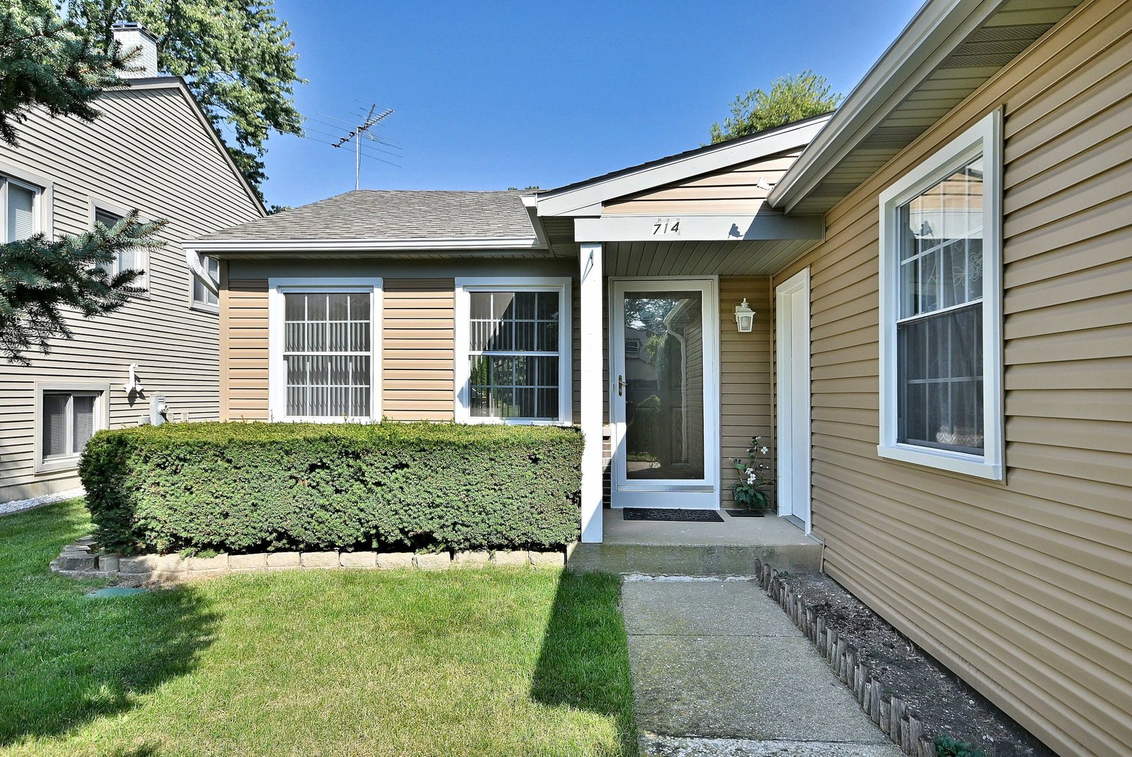 714 N Lakeside Drive, Vernon Hills, IL 60061