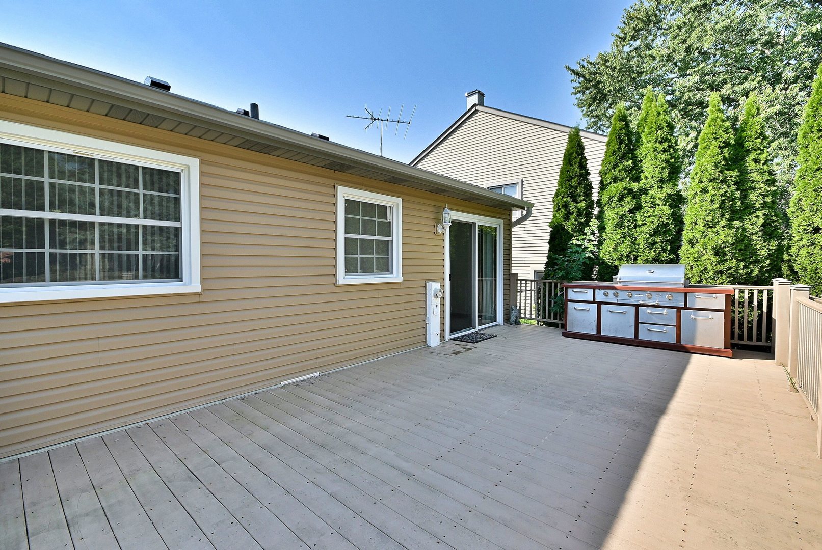 714 N Lakeside Drive, Vernon Hills, IL 60061