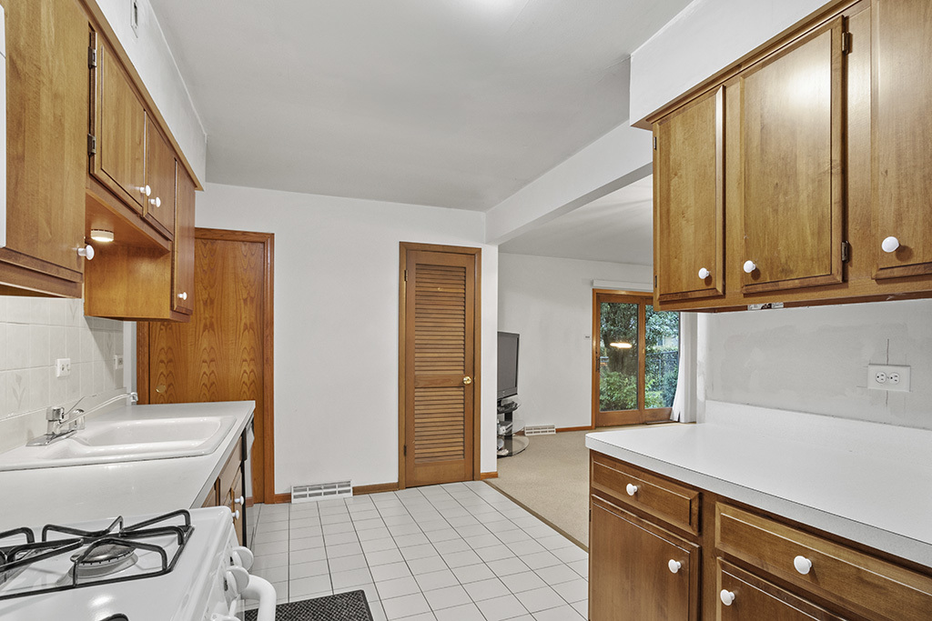 15249 Pine Drive, Oak Forest, IL 60452