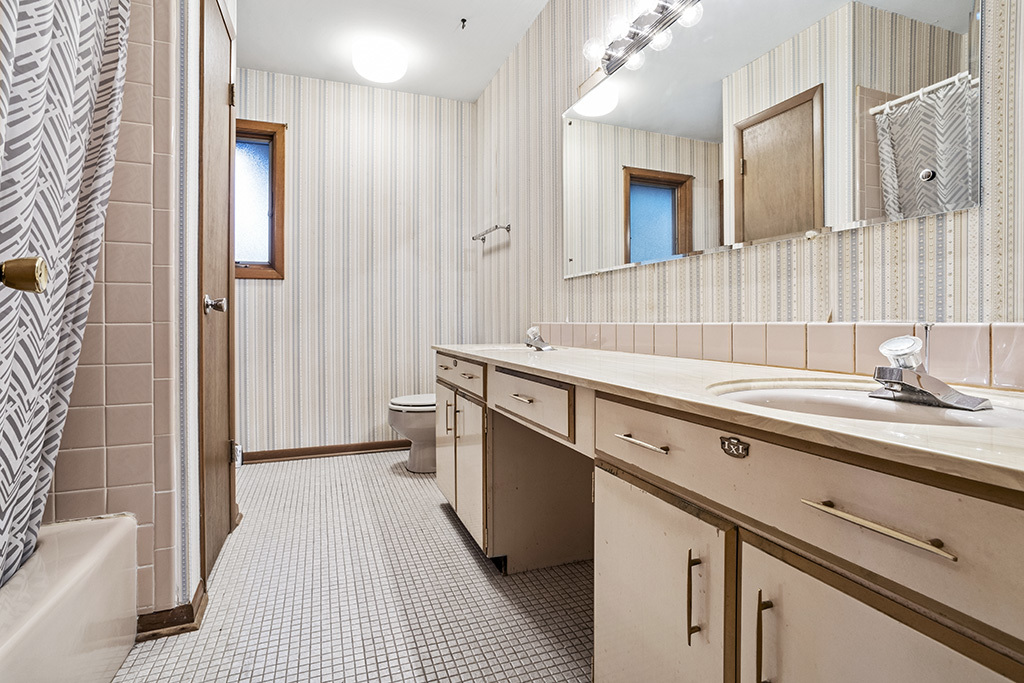 15249 Pine Drive, Oak Forest, IL 60452