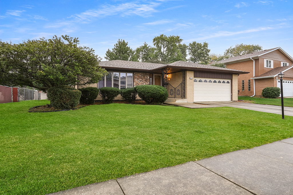 15249 Pine Drive, Oak Forest, IL 60452