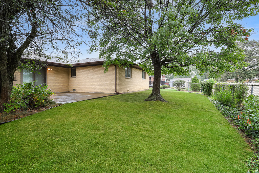 15249 Pine Drive, Oak Forest, IL 60452