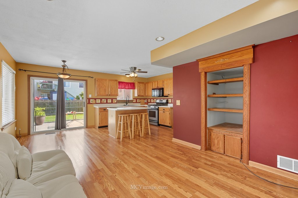 43 W Rustic Lane, Round Lake Beach, IL 60073