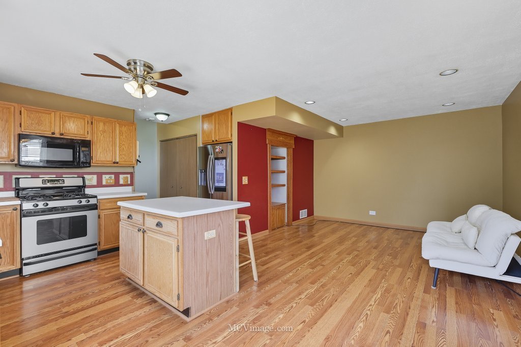 43 W Rustic Lane, Round Lake Beach, IL 60073