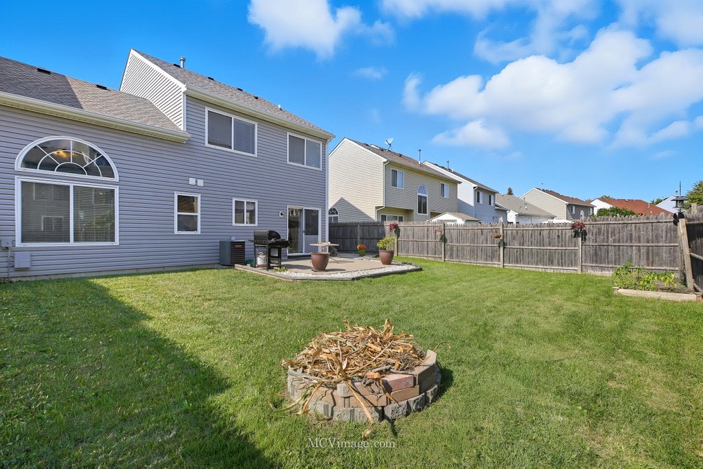 43 W Rustic Lane, Round Lake Beach, IL 60073