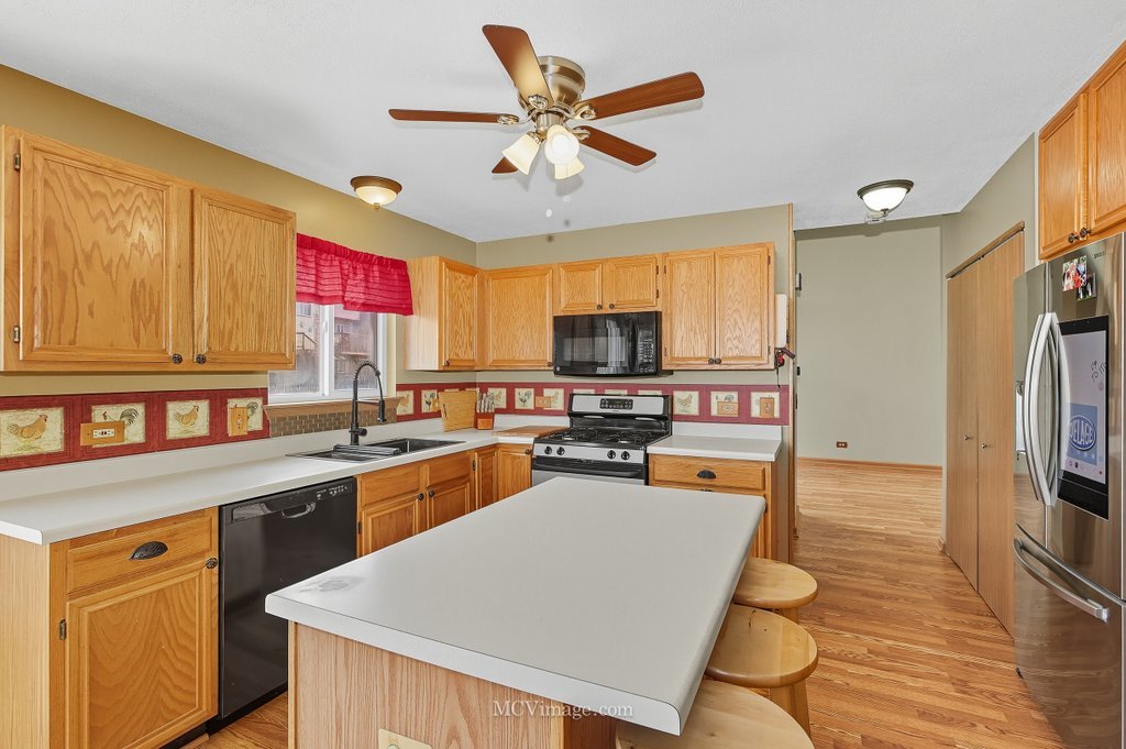 43 W Rustic Lane, Round Lake Beach, IL 60073