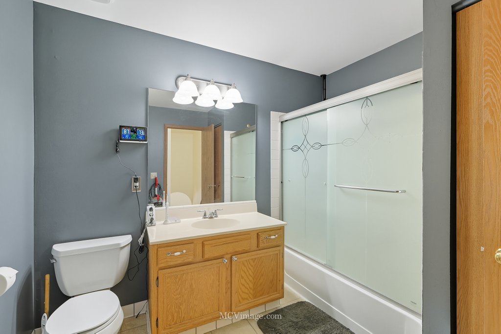 43 W Rustic Lane, Round Lake Beach, IL 60073