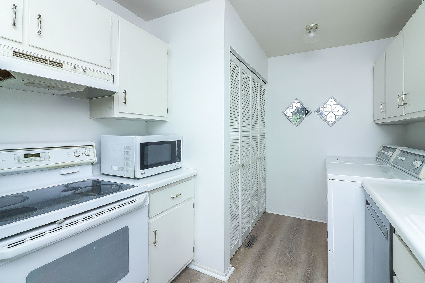 1694 Farragut Court #A, Wheaton, IL 60189