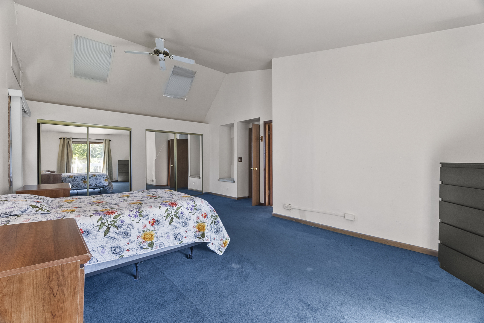 211 N Oltendorf Road, Streamwood, IL 60107