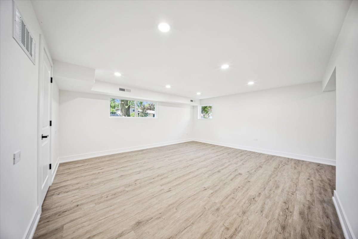 22W633 Burr Oak Drive, Glen Ellyn, IL 60137