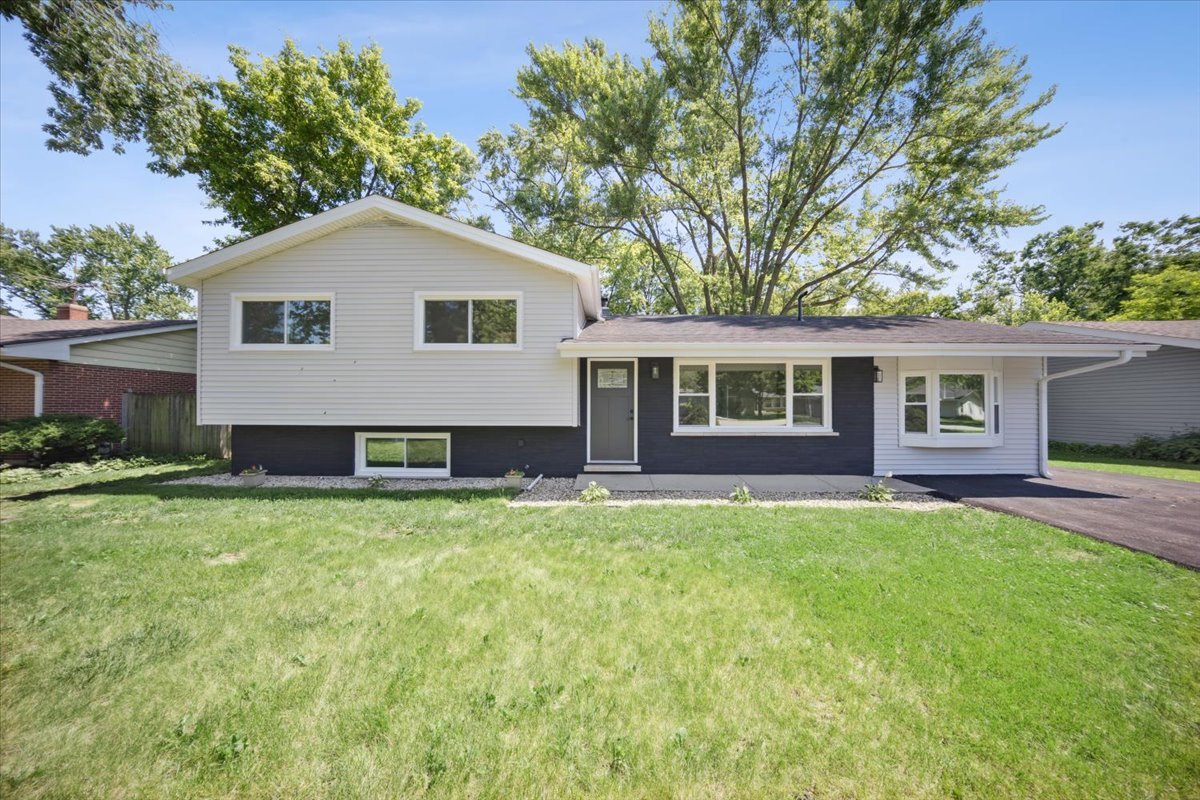 22W633 Burr Oak Drive, Glen Ellyn, IL 60137