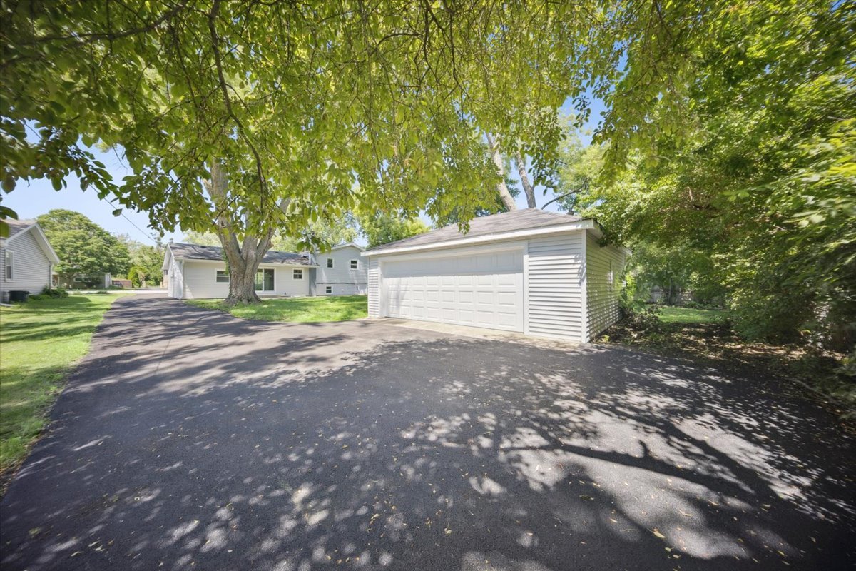 22W633 Burr Oak Drive, Glen Ellyn, IL 60137