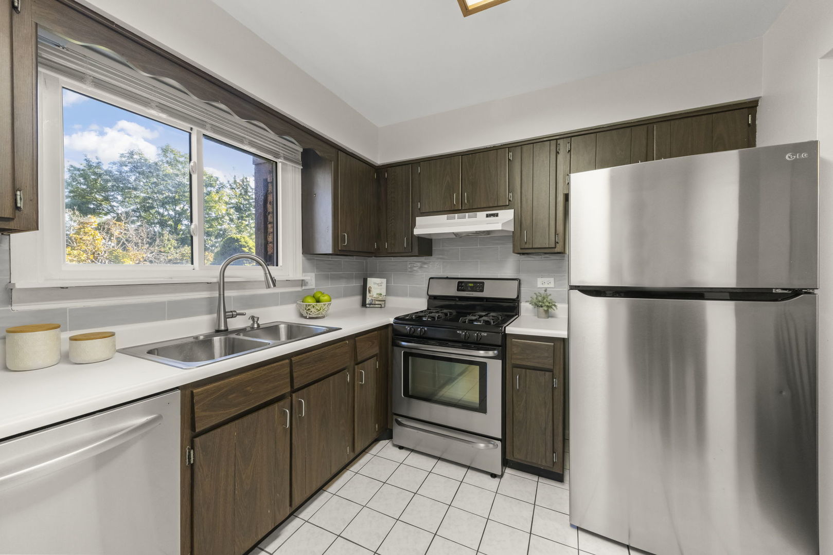 1703 Lakecliffe Drive #A, Wheaton, IL 60189
