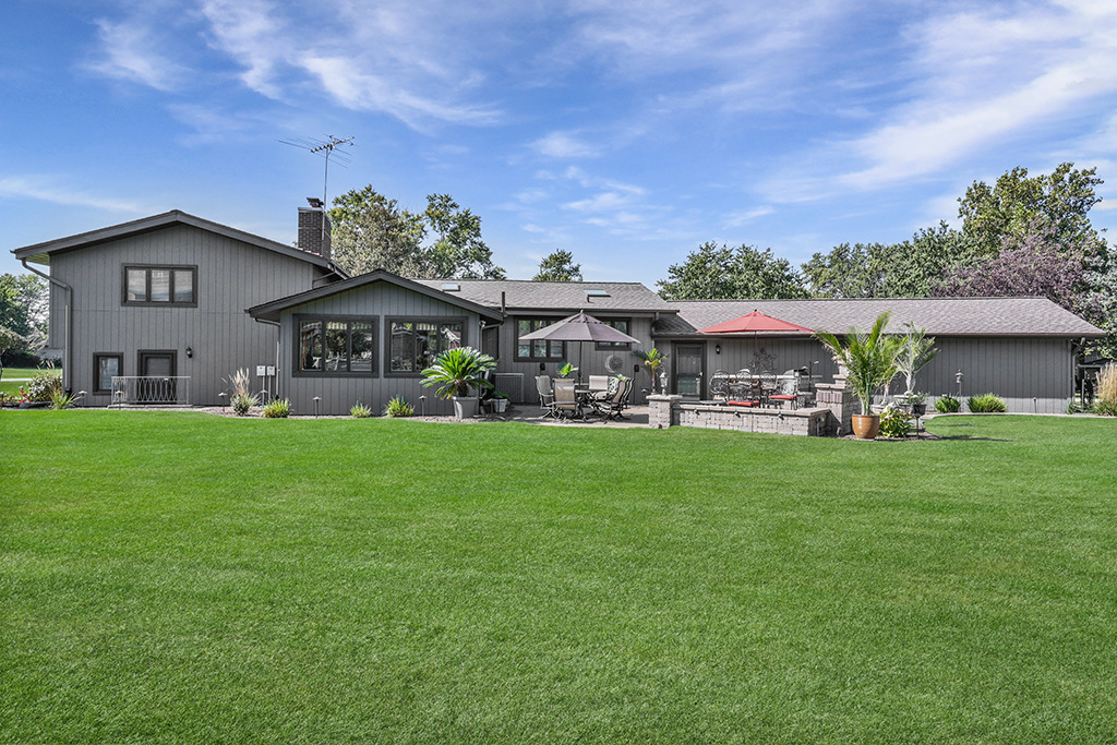 20W270 Pleasantdale Drive, Lemont, IL 60439