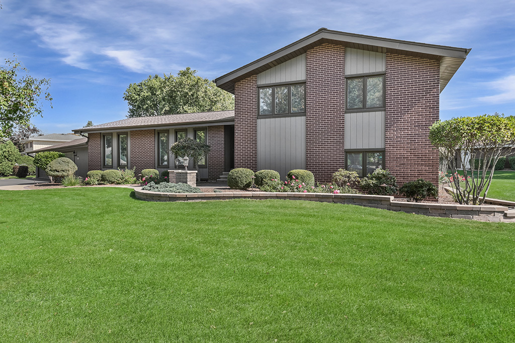 20W270 Pleasantdale Drive, Lemont, IL 60439