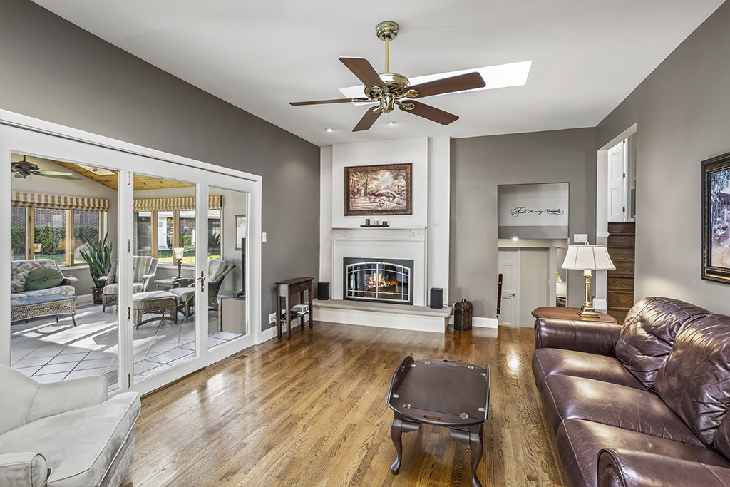 20W270 Pleasantdale Drive, Lemont, IL 60439