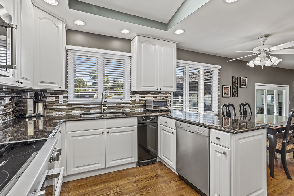 20W270 Pleasantdale Drive, Lemont, IL 60439