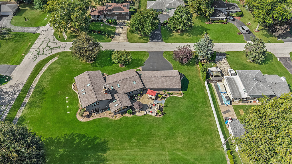 20W270 Pleasantdale Drive, Lemont, IL 60439