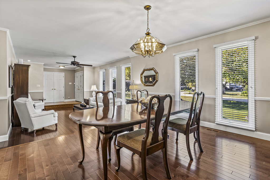 20W270 Pleasantdale Drive, Lemont, IL 60439