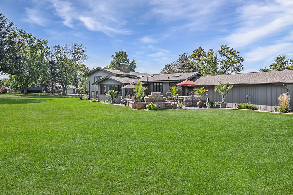 20W270 Pleasantdale Drive, Lemont, IL 60439
