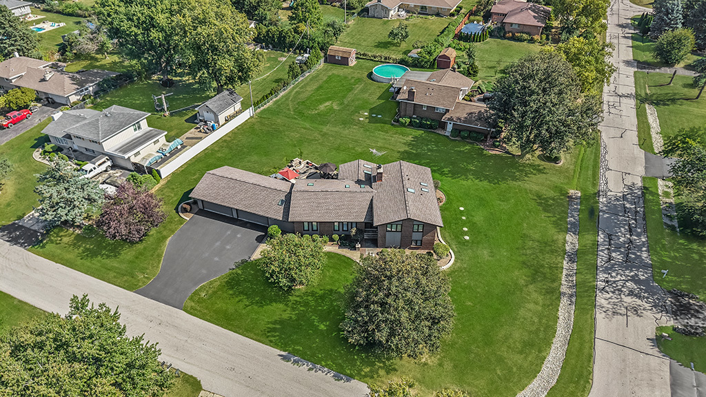 20W270 Pleasantdale Drive, Lemont, IL 60439