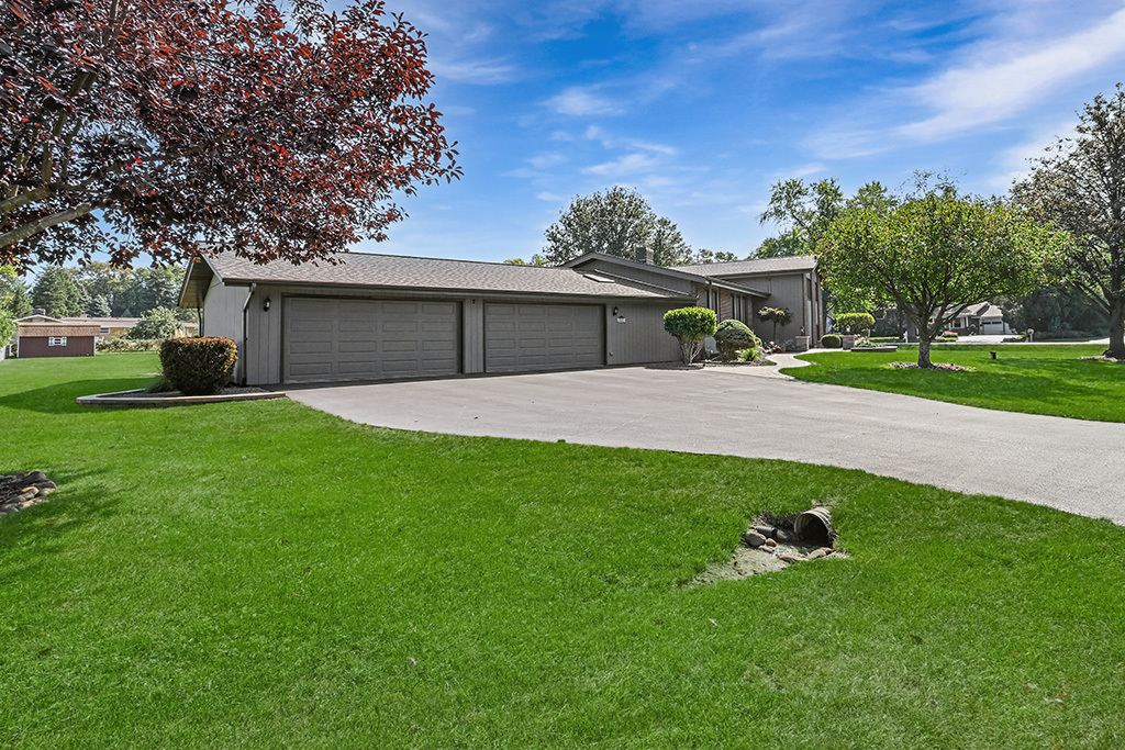 20W270 Pleasantdale Drive, Lemont, IL 60439
